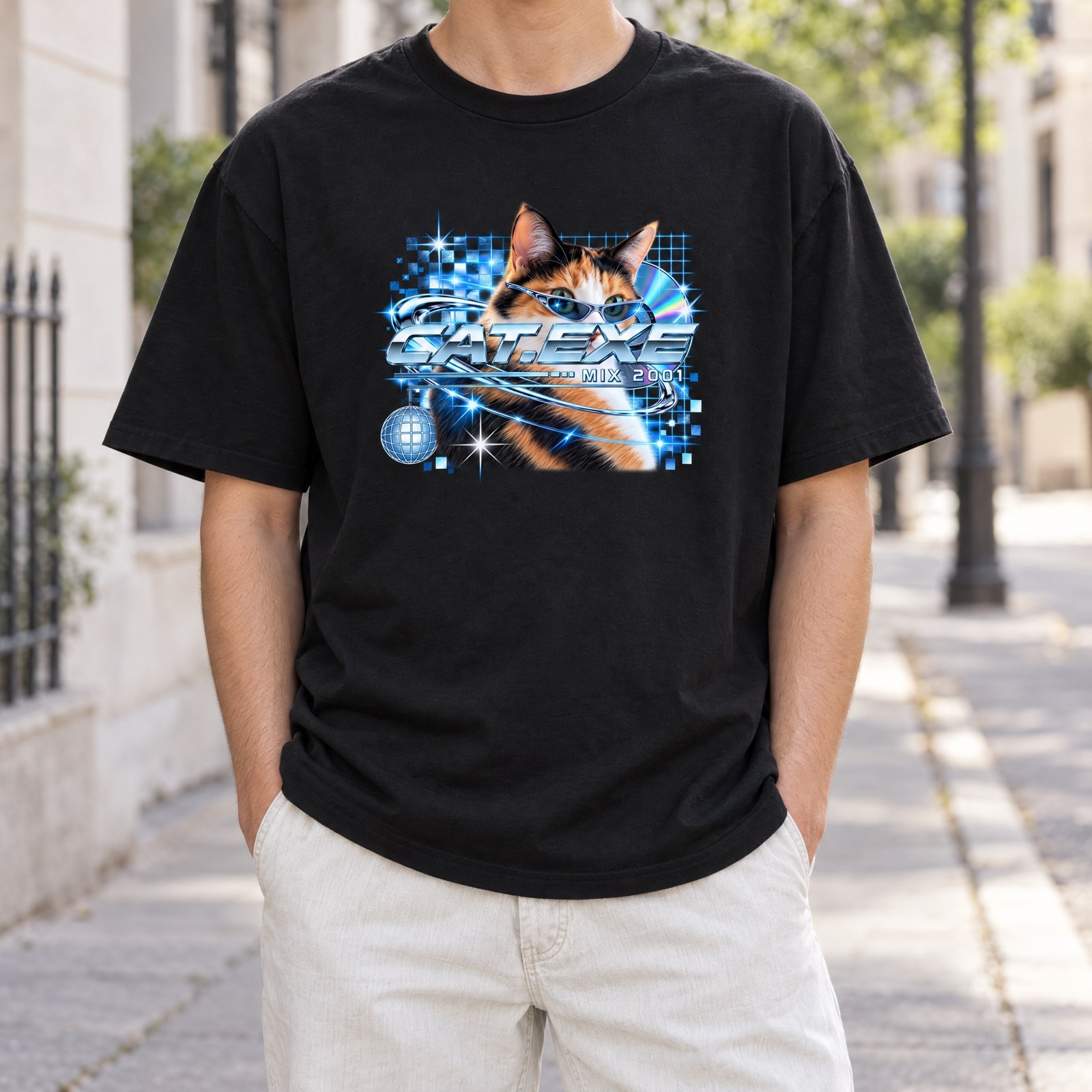CAT.EXE Tシャツの着用イメージ(ブラック・猫)