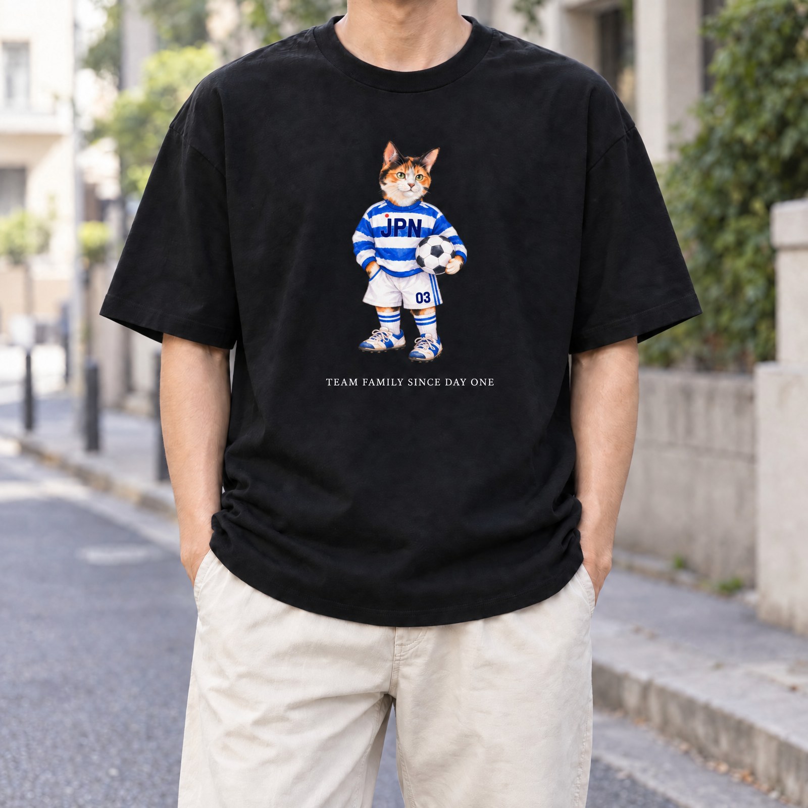 TEAM FAMILY Tシャツの着用イメージ(ブラック・猫)