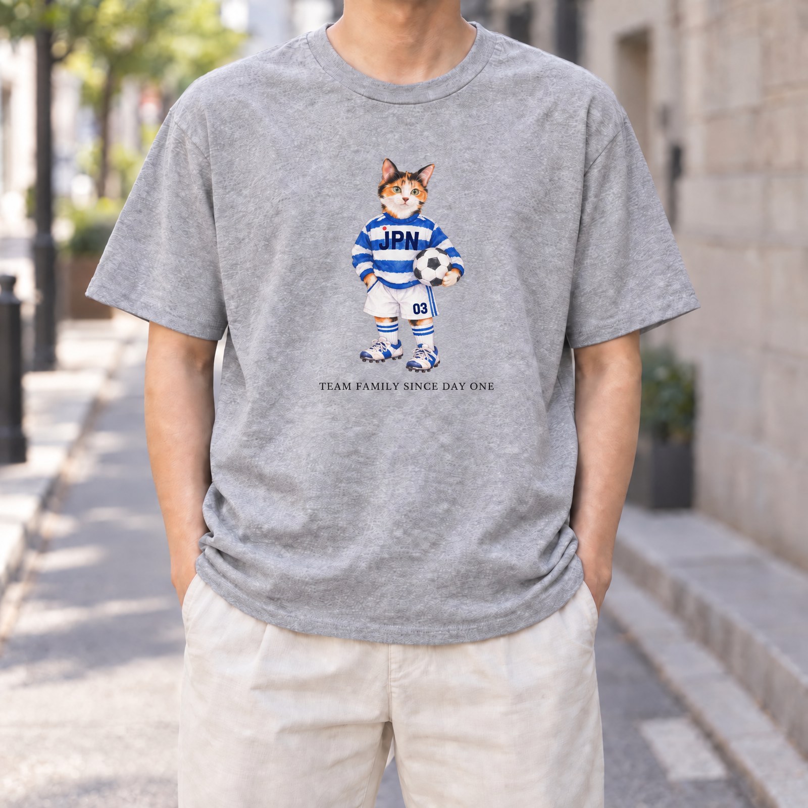 TEAM FAMILY Tシャツの着用イメージ(グレー・猫)