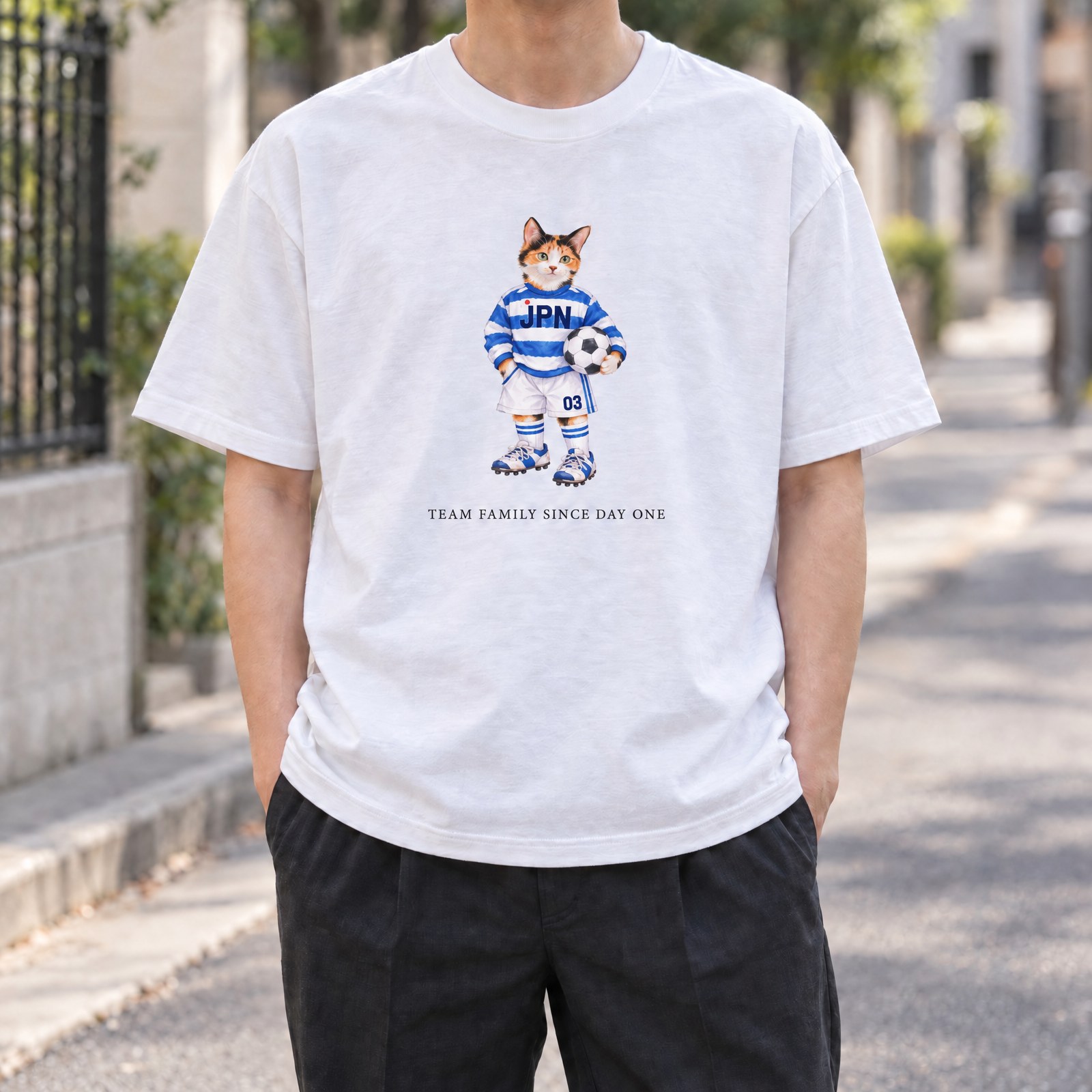 TEAM FAMILY Tシャツの着用イメージ(ホワイト・猫)
